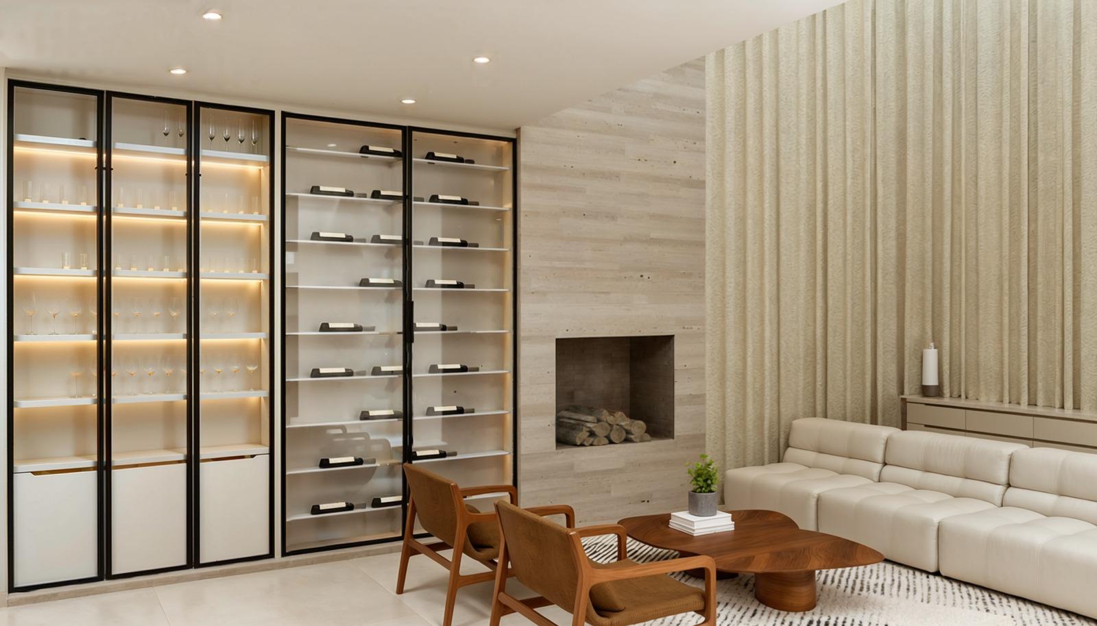 Sala de estar com adega de vinho e lareira